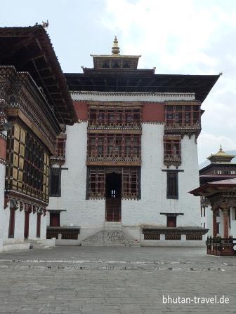 18 sitz des obersten lamas im dzong zu thimphu